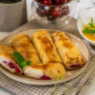 Млинці з сиром та вишнями (3 шт) 270 г.