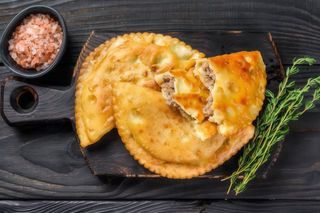 Чебурек з м'ясом та сиром