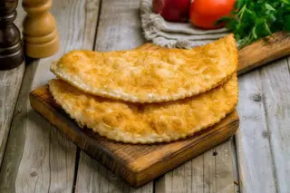 Чебурек з сиром та шпинатом