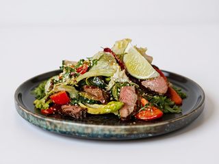 Теплий салат з телятини (300г)