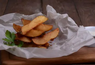 Картопляні скибочки з часниковим соусом(180/50г)