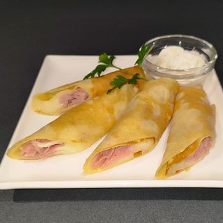 Млинці з шинкою та моцарелою, зі сметаною 160/40 г