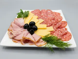 Нарізка сиру та копченостей (135г)