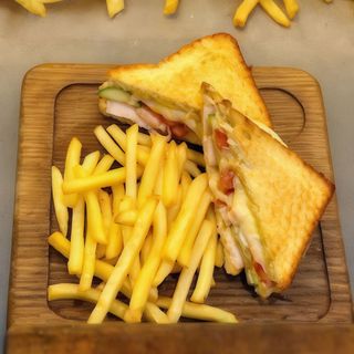 Сендвіч з куркою, сиром та овочами+Картопля фрі (250/150г)