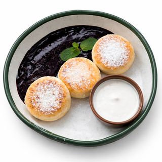 Сирники зі сметаною і ягідним соусом (240г)