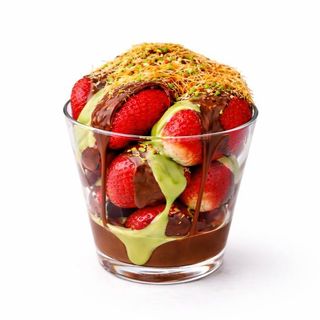 Полуниця в Дубайському шоколаді