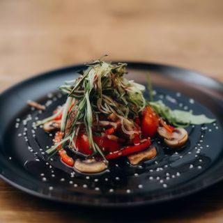 Салат мʼясний з язиком, баликом та овочами (300г)