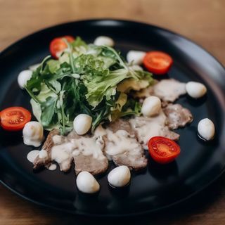 Салат Мікс з телятиною та моцарелою (300г)