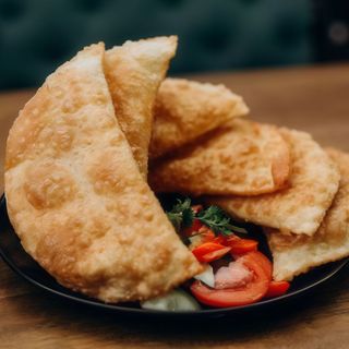 Чебурек з мʼясом свинини (1шт)