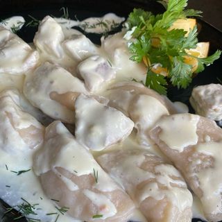 Вареники під вершковим соусом зі свининою