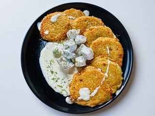 Деруни під вершковим соусом зі свининою