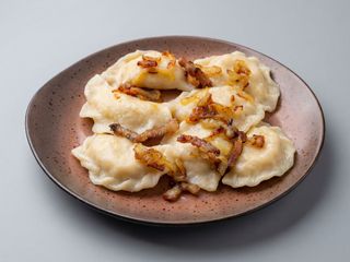Домашні вареники з сиром, зеленню та шкварками (300г)