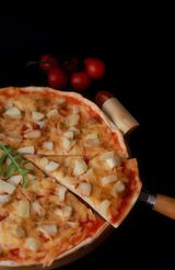 Піца з курячим філе і ананасом (30см)