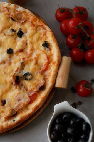 Піца з шинкою і оливками (30см)