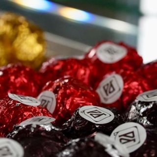 Горіхова халва з фісташками в молочному шоколаді