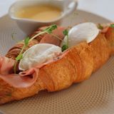 Круасан з трюфельною мортаделою