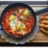 Шакшука ( подається з сирними тостами)