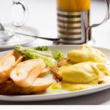 Яйця бенедикт з шинкою, голландським соусом і сирними тостами