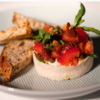 Паштет із тунця зі свіжими та вʼяленими томатами