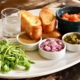 Тар тар із лосося з гірчичним соусом і каперсами