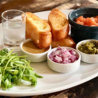 Тар тар із лосося з гірчичним соусом і каперсами