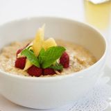 Каша вівсяна на кокосовому молоці з сезонними ягодами та м'ятою (428г)