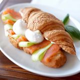 Круасан зі слабосоленим лососем та яйцем пашот (278г)