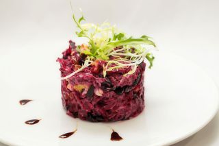 Відварений буряк з горіхами, родзинками та чорносливом (327г)