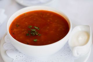 Борщ український з часниковими пампушками і сметаною