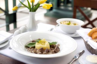 Курячі печінка і сердечка, тушковані в сметані