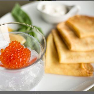 Ікра лосося з млинцями