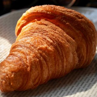 Круасан з печеним яблуком