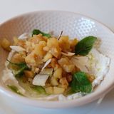 Веганський кокосовий йогурт з карамелізованими яблуками