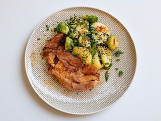 Запечена індичка з молодою картоплею та брюсельською капустою