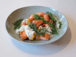 Ніжний лосось з запеченою картоплею