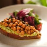 Запечений батат з гуакамоле, нутом і каперсами