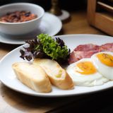 Яєчня з беконом та червоною квасолею (317г)