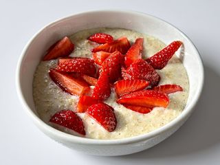 Каша вівсяна на молоці з сезонними ягодами та м'ятою (428г)