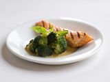 Лосось на грилі з броколі та креветковим соусом (297г)