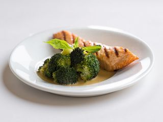 Лосось на грилі з броколі та креветковим соусом (297г)