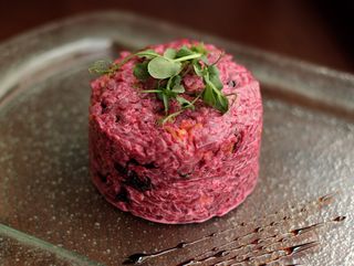 Відварений буряк з горіхами