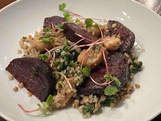 Гречана каша зі шпинатом, білими грибами і печеним буряком