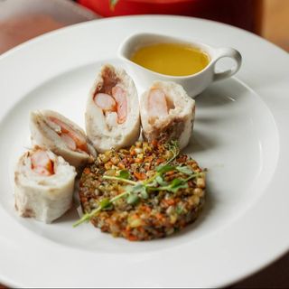 Рулет із доради з тигровими креветками та теплим овочевим салатом