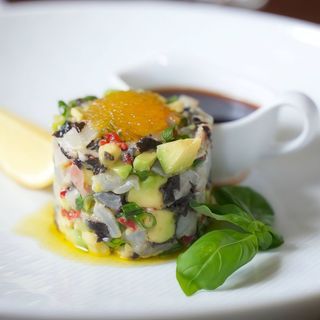 Тар тар із доради, авокадо та водоростей норі 