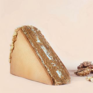 Вафельний торт зі згущеним молоком, горіхами і безе (160г)