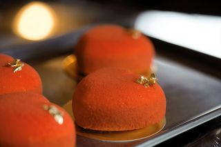 Крем із манго і молочного шоколаду з мармеладом із маракуї (75г)