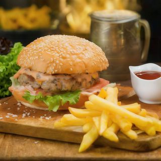 Бургер з куркою і картоплею фрі (540г)