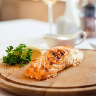 Лосось, запечений з зеленим соусом карі (209г)