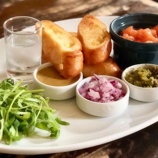 Тартар з лосося з гірчичним соусом і каперсами (150г)