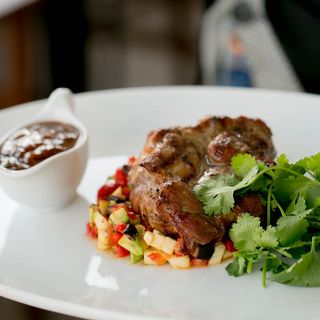 Стейк зі свинячого ошийка з овочами гриль і соусом барбекю (370/50г)